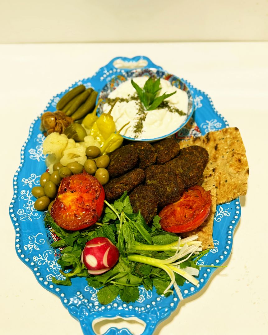 Kotlet with herbs and pickles